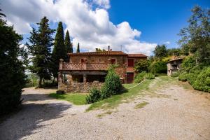 an old house in the middle of a gravel road at Casale Il Trecento in Castiglion Fiorentino