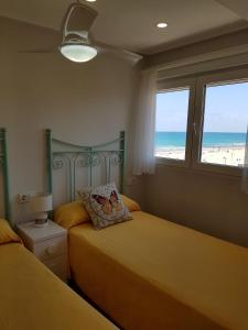 una camera con due letti e la spiaggia di APARTAMENTO 1 LINEA SAN JUAN DE ALICANTE a El Campello