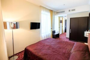 TV a/nebo společenská místnost v ubytování Menorah Hotel