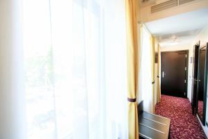 Postel nebo postele na pokoji v ubytování Menorah Hotel