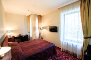 Postel nebo postele na pokoji v ubytování Menorah Hotel