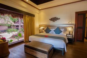 um quarto com uma cama grande e uma janela grande em Cauayan Island Resort and Spa em El Nido mais 37 fotografias