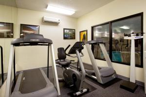 einen Fitnessraum mit zwei Laufbändern in einem Zimmer in der Unterkunft Baymont by Wyndham Merrillville in Merrillville