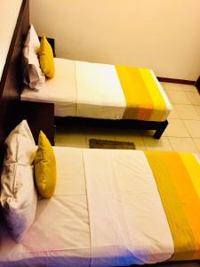 Postel nebo postele na pokoji v ubytování Lavendish Okrin Hotel