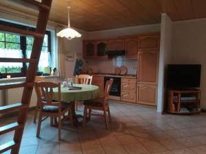 Kuchyň nebo kuchyňský kout v ubytování Das kleine, gemütliche Ferienhaus