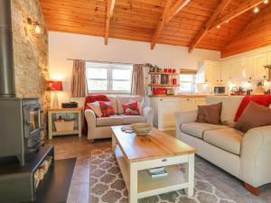 Posezení v ubytování Pond Cottage