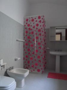y baño con ducha, aseo y lavamanos. en Agriturismo Collevento, en Trecchina