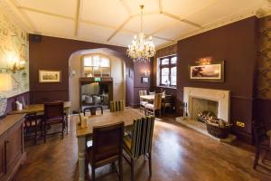 comedor con mesa y chimenea en Ryde Castle by Greene King Inns en Ryde