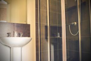 A bathroom at Shard Riverside 