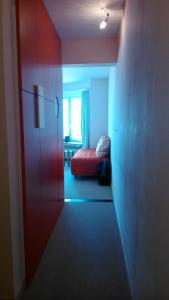 a room with a red bed and a window at Residence Paris Seaview Zeezicht Vue Mer in Ostend