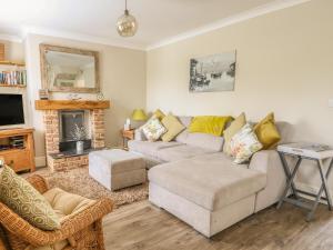 a living room with a couch and a fireplace at Bertelle in Grimston