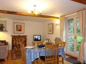 Throwleigh的住宿－The Linhay，一间配备有蓝色桌子和椅子的用餐室
