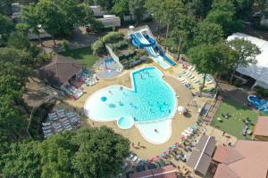 una vista sul tetto di un parco acquatico con piscina di Camping Officiel Siblu Les Pierres Couchees a Saint-Brévin-les-Pins