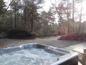 a hot tub in the middle of a yard at Rock View Cottage in Gunnislake