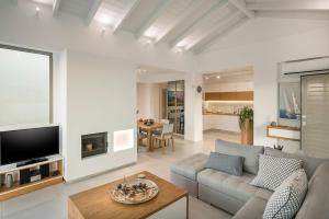 Μια τηλεόραση ή/και κέντρο ψυχαγωγίας στο Villa White Harmony