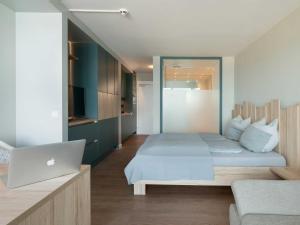 Un pat sau paturi într-o cameră la Appartement FoerdeMeer