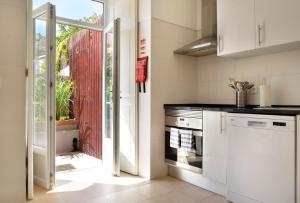 cocina con puerta que da a un patio en Oeiras 3 - Checkinhome, en Oeiras 15 fotos más