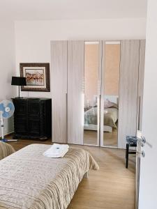 A bed or beds in a room at RomAmourHouse