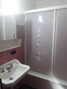 Vonios kambarys apgyvendinimo įstaigoje Hombres Negociadores, Artistas Huéspedes Especiales