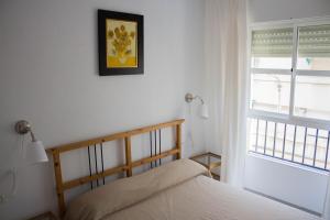 um quarto com uma cama e uma janela em centrico apartamento nuevo, zona corte ingles em Málaga