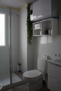 uma casa de banho branca com um WC e um chuveiro em centrico apartamento nuevo, zona corte ingles em Málaga