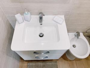 A bathroom at RomAmourHouse