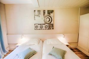 Postel nebo postele na pokoji v ubytování Logis Hôtel Restaurant L'Ile de Sées