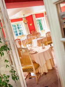 - une salle à manger avec une table et des chaises dans l'établissement L'Ile de Sees, à Macé