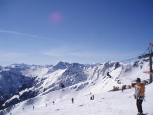 un grupo de personas esquiando por una montaña cubierta de nieve en Ferienwohnung Schwarzbach en Leogang