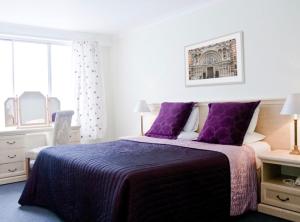 Llit o llits en una habitació de MAYFAIR PRIME APARTMENTS