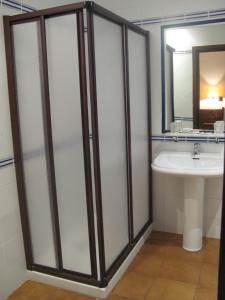 a bathroom with a shower and a sink at Hotel El Puerto in Puerto Lápice