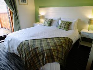 A bed or beds in a room at The Chlachain Inn