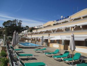 Bazén v ubytovaní Apartamentos Nerja Bahia alebo v jeho blízkosti