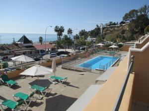 Bazén v ubytovaní Apartamentos Nerja Bahia alebo v jeho blízkosti