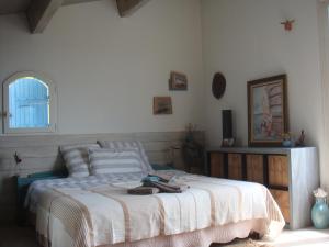 1 dormitorio con 1 cama grande en una habitación en la maison de Carol, en Le Beausset