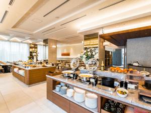 a large kitchen with a buffet in a restaurant at Hotel JAL City Sapporo Nakajima Park in Sapporo