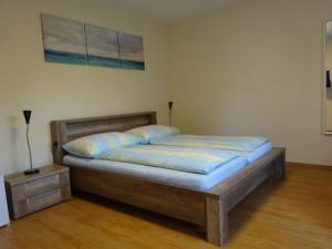 1 dormitorio con 1 cama en una habitación en Motel City, en Spreitenbach