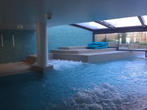 - une piscine d'eau dans une maison dans l'établissement La BAULE T3 - Face Mer, à La Baule