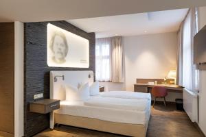 Postel nebo postele na pokoji v ubytování SEETELHOTEL Strandhotel Atlantic das Boutiquehotel am Meer
