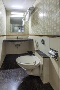 La salle de bains est pourvue de toilettes et d'un lavabo. dans l'établissement Hotel Ameya, à Mumbai