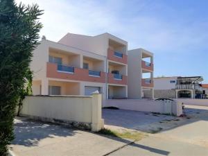 un condominio con una recinzione davanti di Apartment Vera Nin a Nin