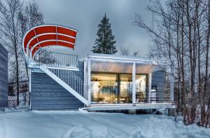 una casa en la nieve con una gran ventana en Loisach 2, en Grainau