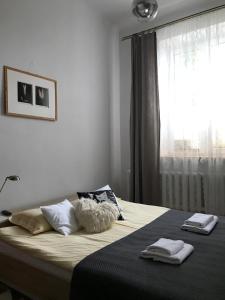 een slaapkamer met een bed met twee handdoeken erop bij Pod Trzynastką in Sandomierz