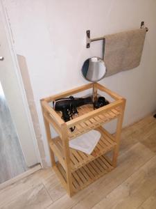 una mesa pequeña con lavabo en una habitación en Le regard de Mona Lisa 2 étoiles 100m du château, en Amboise