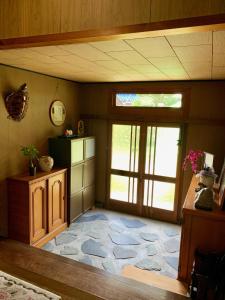 una camera con una porta e una camera con un pavimento di Guesthouse Hope a Hashima