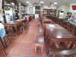枋山鄉的住宿－東隆堂旅店，一间空餐厅,配有木桌和椅子