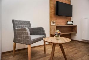 Alpin Lodges - Moderne Appartements mit Zugang zu 3000 qm SPA Panoramahotel Oberjoch的电视和/或娱乐中心