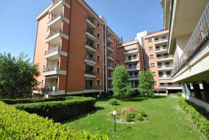 a courtyard in an apartment building with a yard at Chicco Apartment light in Vercelli