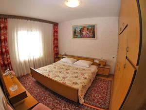 Кровать или кровати в номере Apartments and room Rabac 155