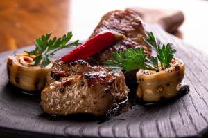 Makanan di atau berdekatan hotel
